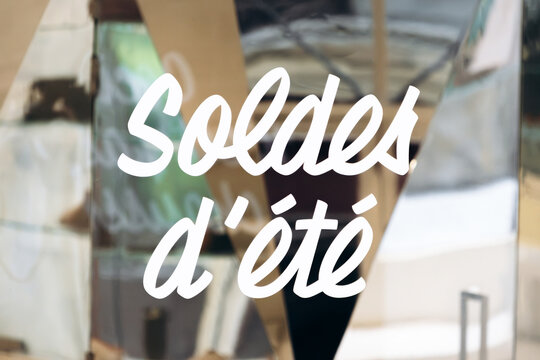 Summer sale sign reading &ldquo;Soldes d'ete&rdquo; (Summer Sale) on a fashion store window in Bordeaux, France.