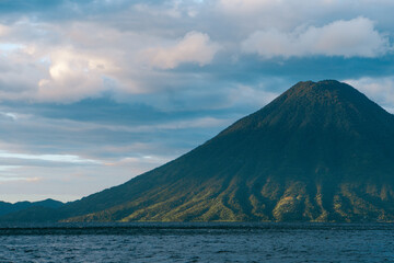 Vista amanecer desde Santa Cruz la laguna lago atitlan © Dami Molina H