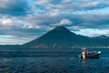 Vista amanecer desde Santa Cruz la laguna lago atitlan © Dami Molina H
