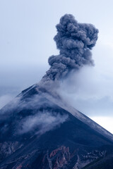 Erupcion de Volcan de fuego desde Volcan de acatenango © Dami Molina H