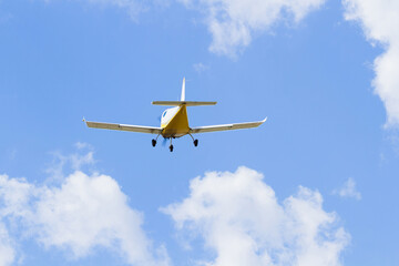 Small airplane flying through a blue sky   Mały samolot lecący na tle błękitnegp nieba © Adrian White