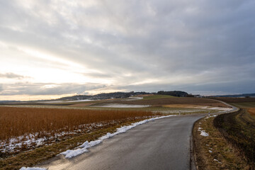 Obraz premium Rural landscape near Petersdorf under a cloudy winter sky