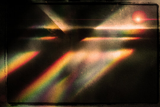  Efecto de luz de destello de lente superpuesto a fondo transparente. Efecto de iluminaci&oacute;n abstracta retro con aberraci&oacute;n crom&aacute;tica; transmite nostalgia, creatividad y estilo cinematogr&aacute;fico.