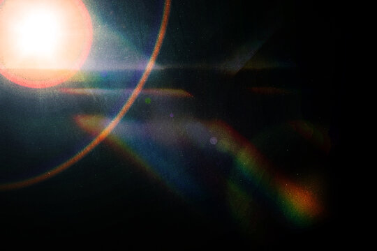  Fondo de luz abstracto con destellos de sol antiguos. Destellos de sol &oacute;pticos retro brillantes en la oscuridad; transmite calidez, ambiente cinematogr&aacute;fico y atm&oacute;sfera.