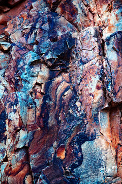  Fondo de textura geol&oacute;gica de roca mineral colorida. Superficie de piedra erosionada multicolor vibrante; transmite geolog&iacute;a natural, belleza abstracta y elementos crudos.