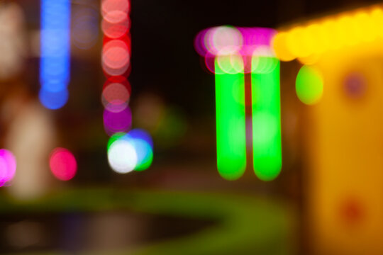  La ciudad nocturna abstracta ilumina el fondo bokeh. Iluminaci&oacute;n nocturna urbana colorida y borrosa; transmite vida nocturna, celebraci&oacute;n y atm&oacute;sfera festiva.