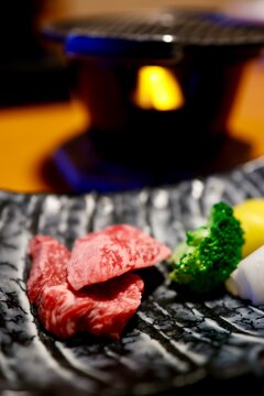 日本の和牛。焼く前の淡路牛赤身ステーキと野菜