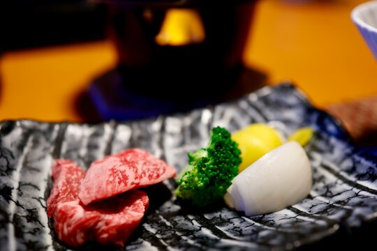日本の和牛。焼く前の淡路牛赤身ステーキと野菜
