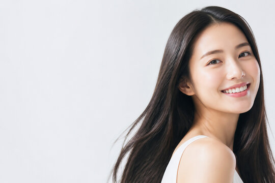 振り返って満面の笑みを見せる美しい女性