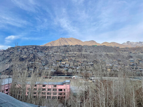 《india》Rugged Natural Beauty and Majestic Himalayan River