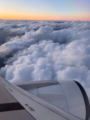 飛行機からの雲の舞台 © 弘 町田