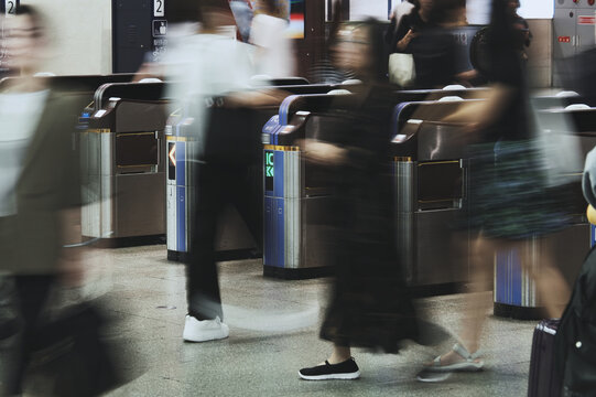 改札を利用する人々