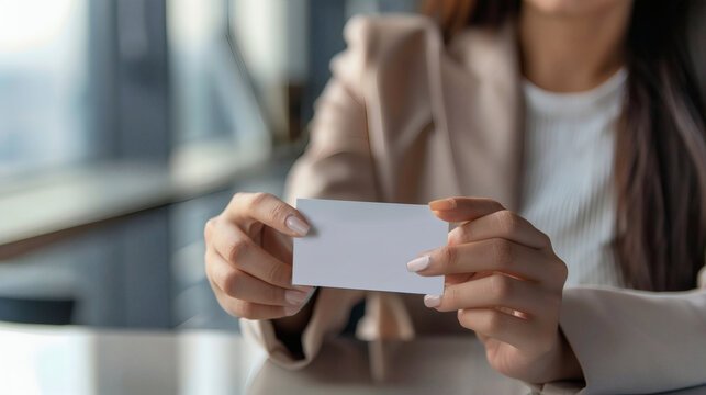 オフィスで名刺を確認する女性の手元