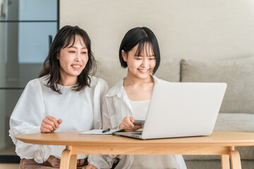 パソコンで大学や進路について調べる娘と母親。進学先を一緒に考える親子 © buritora