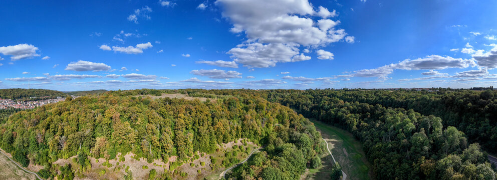 vue panoramique a&eacute;rienne du terrain de golf international de Longwy en Meurthe-et-Moselle. Comme partout en France; la v&eacute;g&eacute;tation a souffert d'un &eacute;t&eacute; 2026 caniculaire.