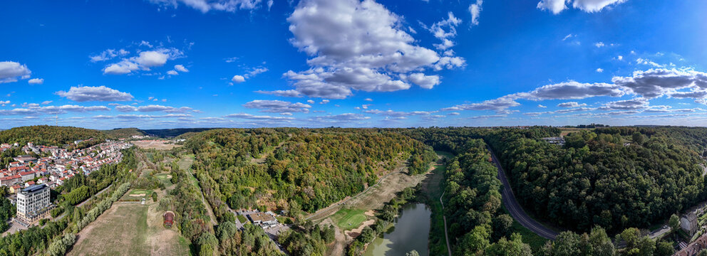 vue panoramique a&eacute;rienne du terrain de golf international de Longwy en Meurthe-et-Moselle. Comme partout en France; la v&eacute;g&eacute;tation a souffert d'un &eacute;t&eacute; 2026 caniculaire.