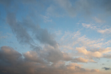 Obraz premium Soft Gray and Pink Clouds in Blue Evening Sky