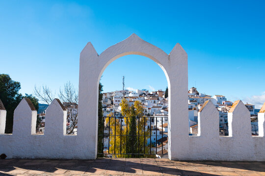 White arch framing the village of Comares in M&aacute;laga, Spain