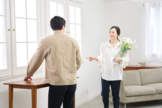 テーブルを運ぶ夫婦　模様替え