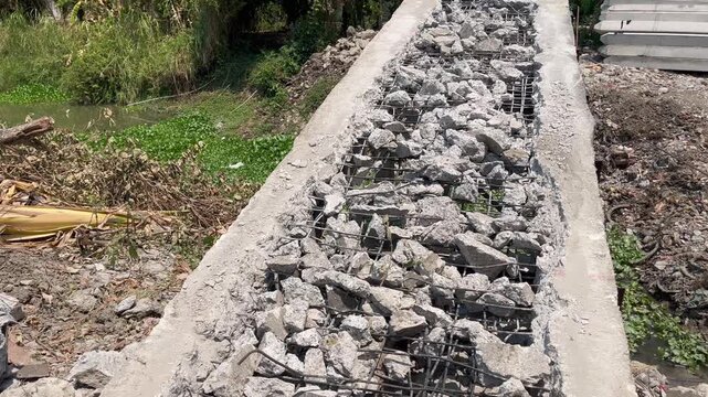 Building Base Beam Construction Process with Iron Mesh