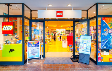 Fototapeta premium 京王相模原線・南大沢駅前 三井アウトレットパーク LEGO