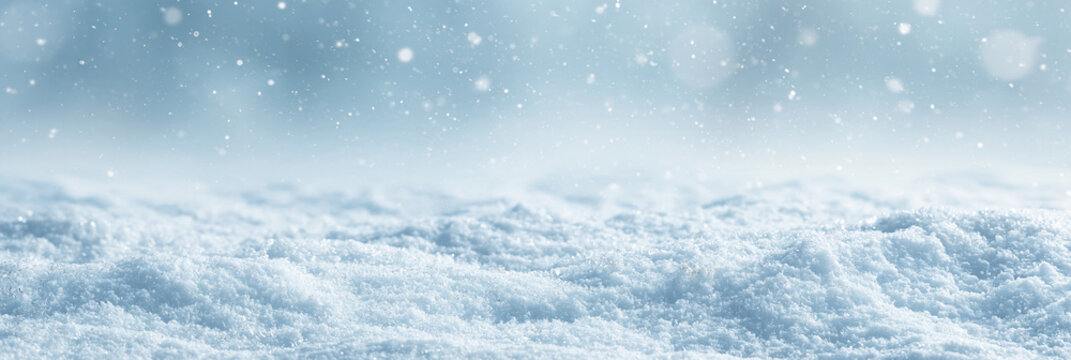 Verschneite Oberfl&auml;che mit fallenden Schneeflocken vor hellblauem Winterhimmel, Farben Wei&szlig; und Hellblau, minimalistischer Stil, f&uuml;r Website-Header und Weihnachtsaktionen.