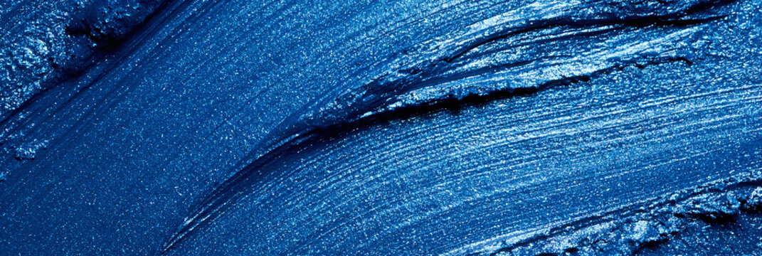 Blauer Pinselstrich mit glitzernder Struktur und pastosem Farbauftrag, abstrakter Stil in Marine- und K&ouml;nigsblau, f&uuml;r Hintergr&uuml;nde, Kosmetikgestaltung und Webseiten-Banner.