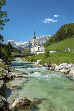 Parish church St. Sebastian, Ramsauer Ache, Reiteralpe in the background, Ramsau, Berchtesgaden area, Upper Bavaria, Bavaria, Germany