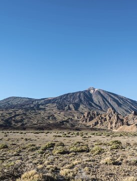 Pico del Teide or Mount Teide with the rock formation Roques de Garcia, Roque Chinchado, volcanic landscape, Llano de Uruanca plateau, Parque Nacional de las Ca&ntilde;adas del Teide, Teide National Park, UNESCO World Natural Heritage Site, Tenerife, Canary Islands, Spain