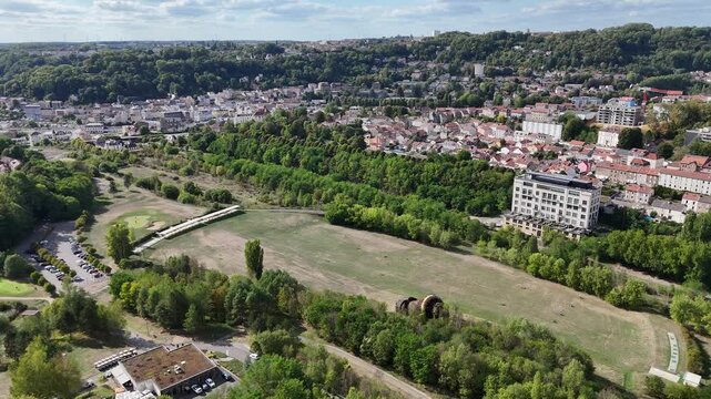 vue a&eacute;rienne panoramique de la ville de Longwy en Meurthe-et-Moselle, avec son terrain de golf international au premier plan. Septembre 2026 apr&egrave;s un &eacute;t&eacute; caniculaire et tr&egrave;s sec pour la v&eacute;g&eacute;tation 