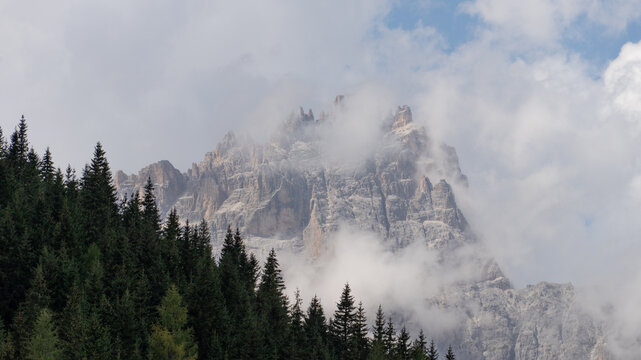 Die Dreischusterspitze in einem Wolkenschleier