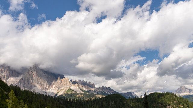 Beeindruckende Berglandschaft mit Himmel und Wolken in den Dolomiten (Monte Cristallo)