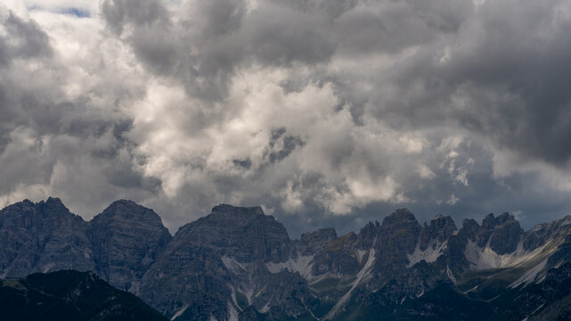 Gef&auml;hrliche Wolken ziehen in den Bergen auf