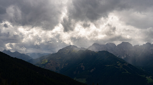 Gef&auml;hrliche Wolken ziehen in den Bergen auf