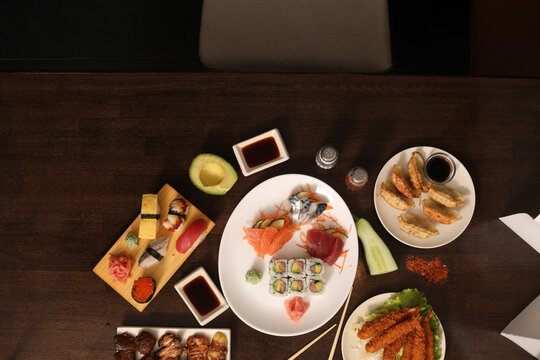 Plat japonais sur une table avec plusieurs pr&eacute;parations de sushi et sashimi