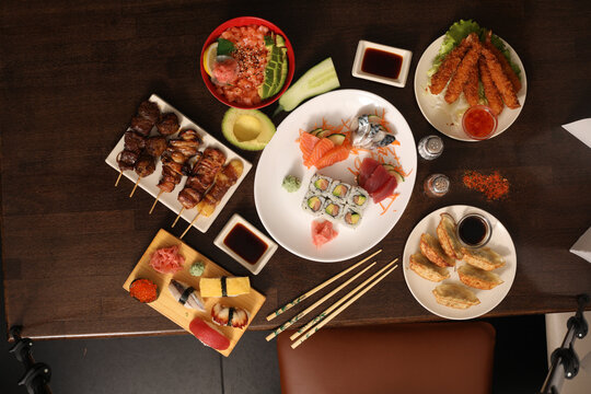 D&icirc;ner japonais avec plusieurs plats sur une table en bois