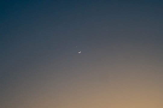 the moon and venus together in the beautiful night sky