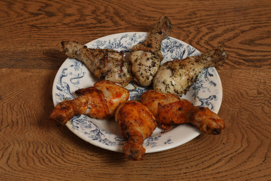 Poulet r&ocirc;ti sur une assiette d&eacute;corative avec des morceaux bien cuits