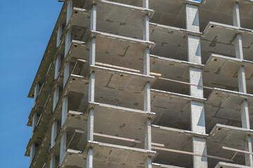 Modern concrete building under construction in bright daylight © beholdereye