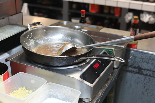 Po&ecirc;le dans une cuisine professionnelle avec diff&eacute;rentes pr&eacute;parations