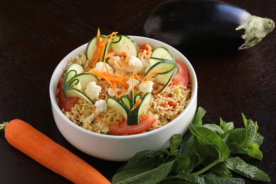 Repas japonais avec riz, l&eacute;gumes et garnitures de saison