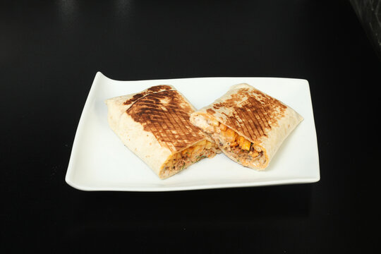 Repas rapide avec un wrap servi sur une assiette blanche