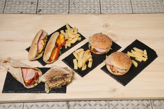 Restauration rapide avec des sandwichs et des frites sur une table