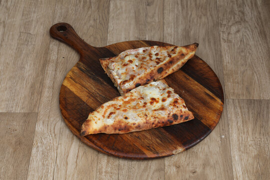 Repas rapide avec deux morceaux sur une planche en bois