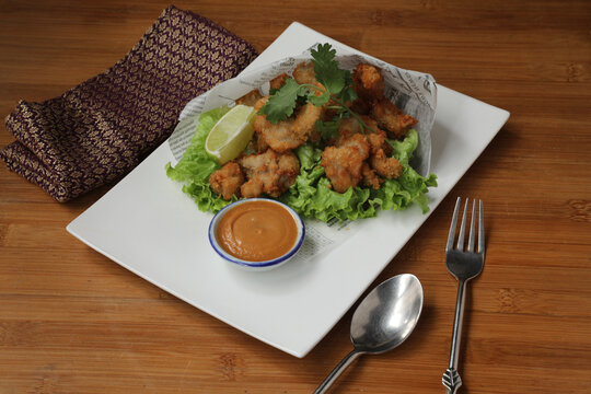 Plat asiatique avec un m&eacute;lange de poulet frit et de sauce