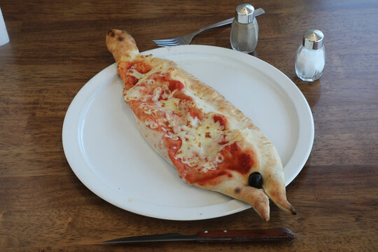 Plats dans un restaurant avec une pizza