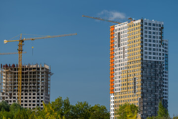 Modern architecture takes shape during construction in a bustling urban development © beholdereye