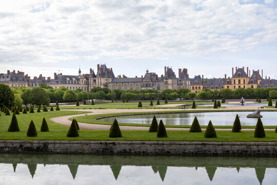 L'histoire de France se d&eacute;voile au ch&acirc;teau et dans le parc de Fontainebleau.