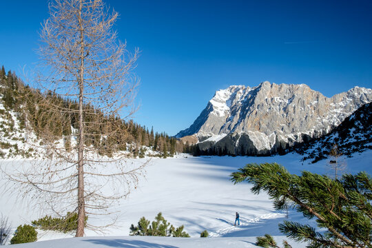 Blick &uuml;ber den verschneiten Seebensee zur Zugspitze
