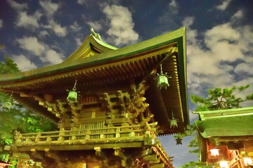 夜空を背景にした神社の社殿 © UI_forever